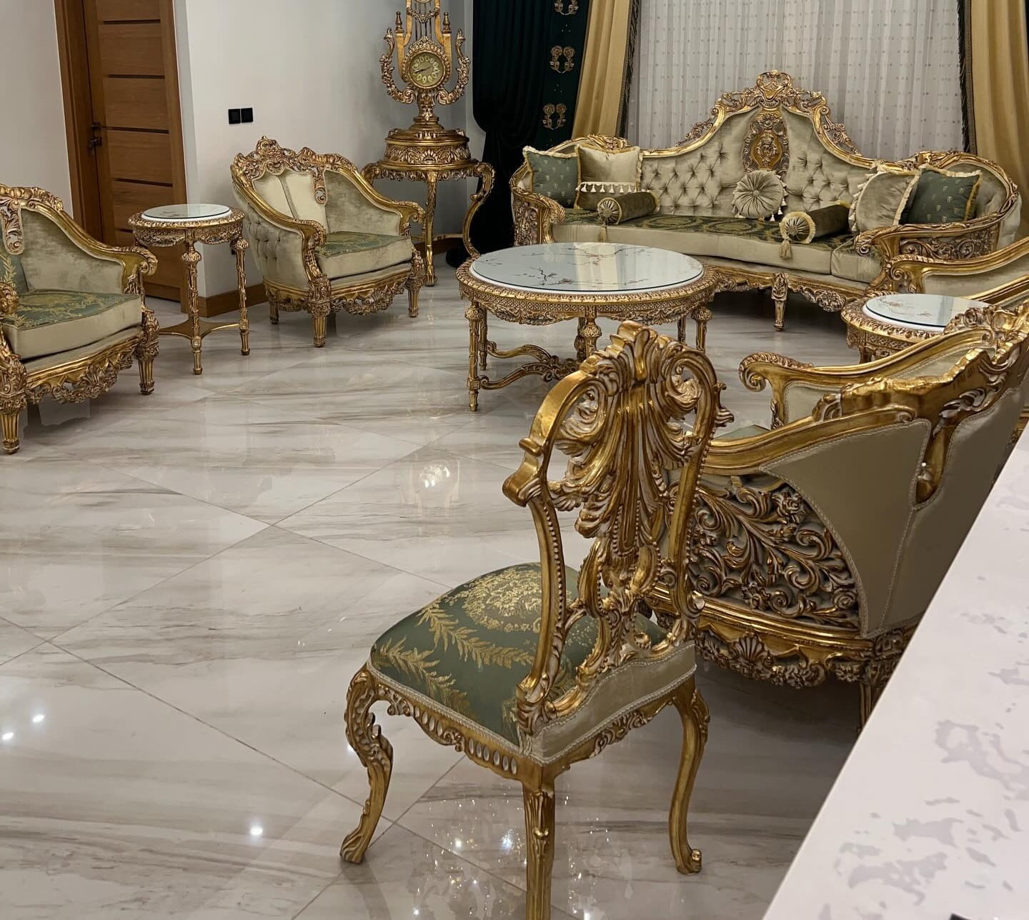 مبل استیل مدل لابستر همرا با جزئیات طلایی و طراحی خاص